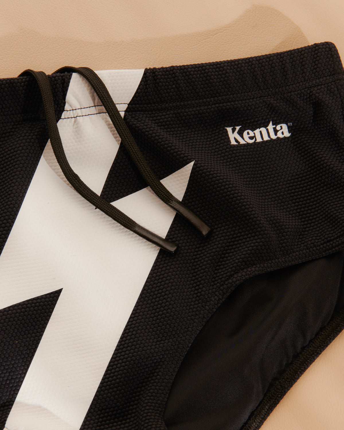 02 BLACK WITH FLASH – Kenta