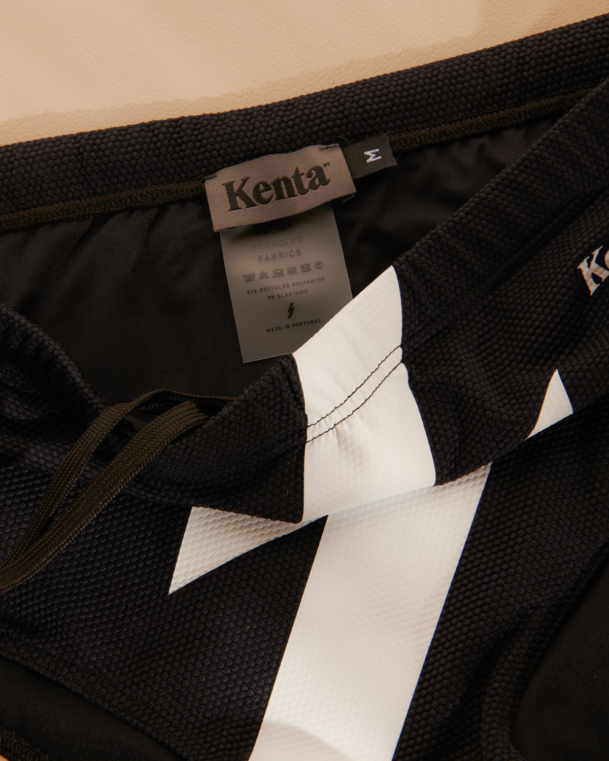 02 BLACK WITH FLASH – Kenta