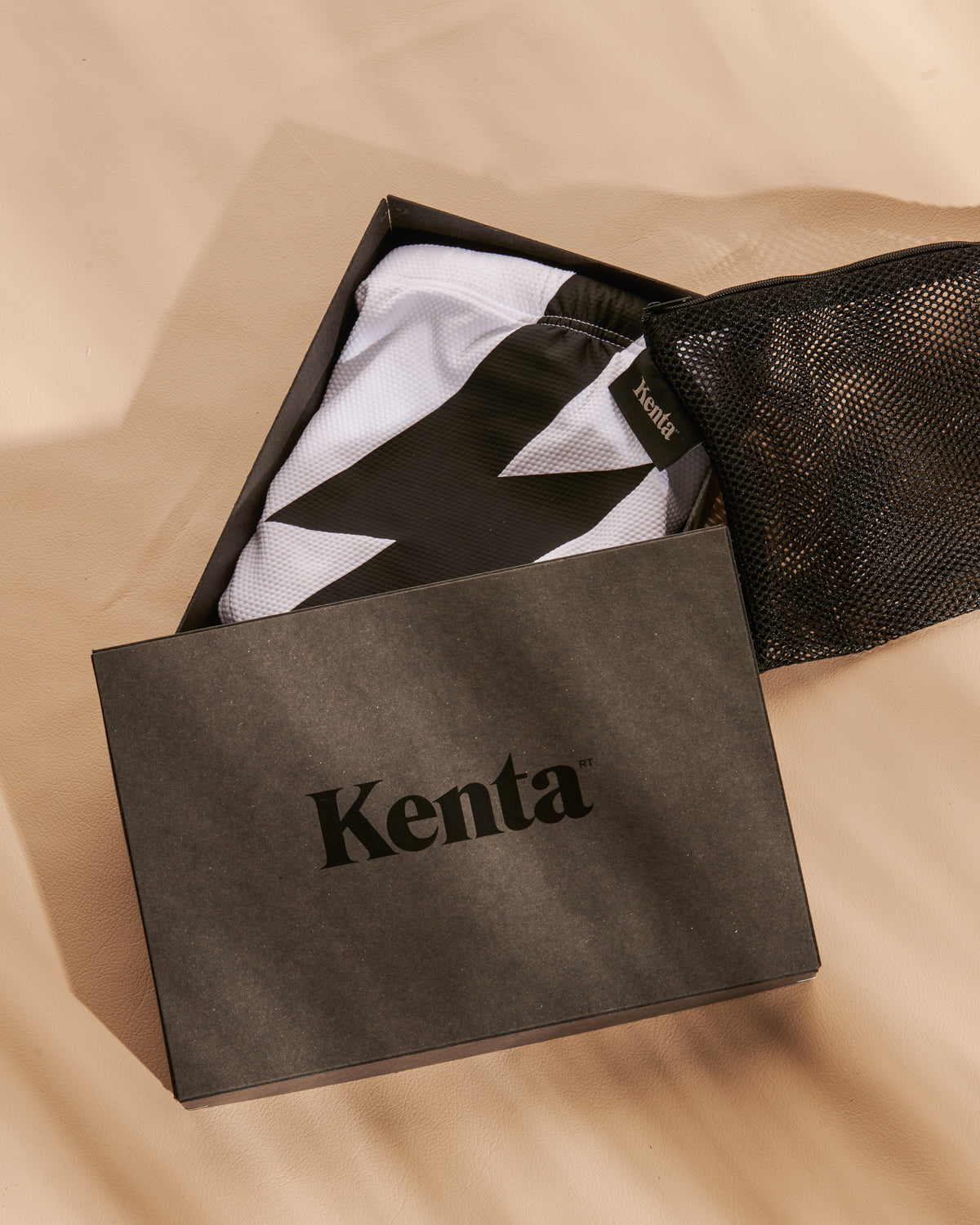 02 WHITE WITH FLASH – Kenta