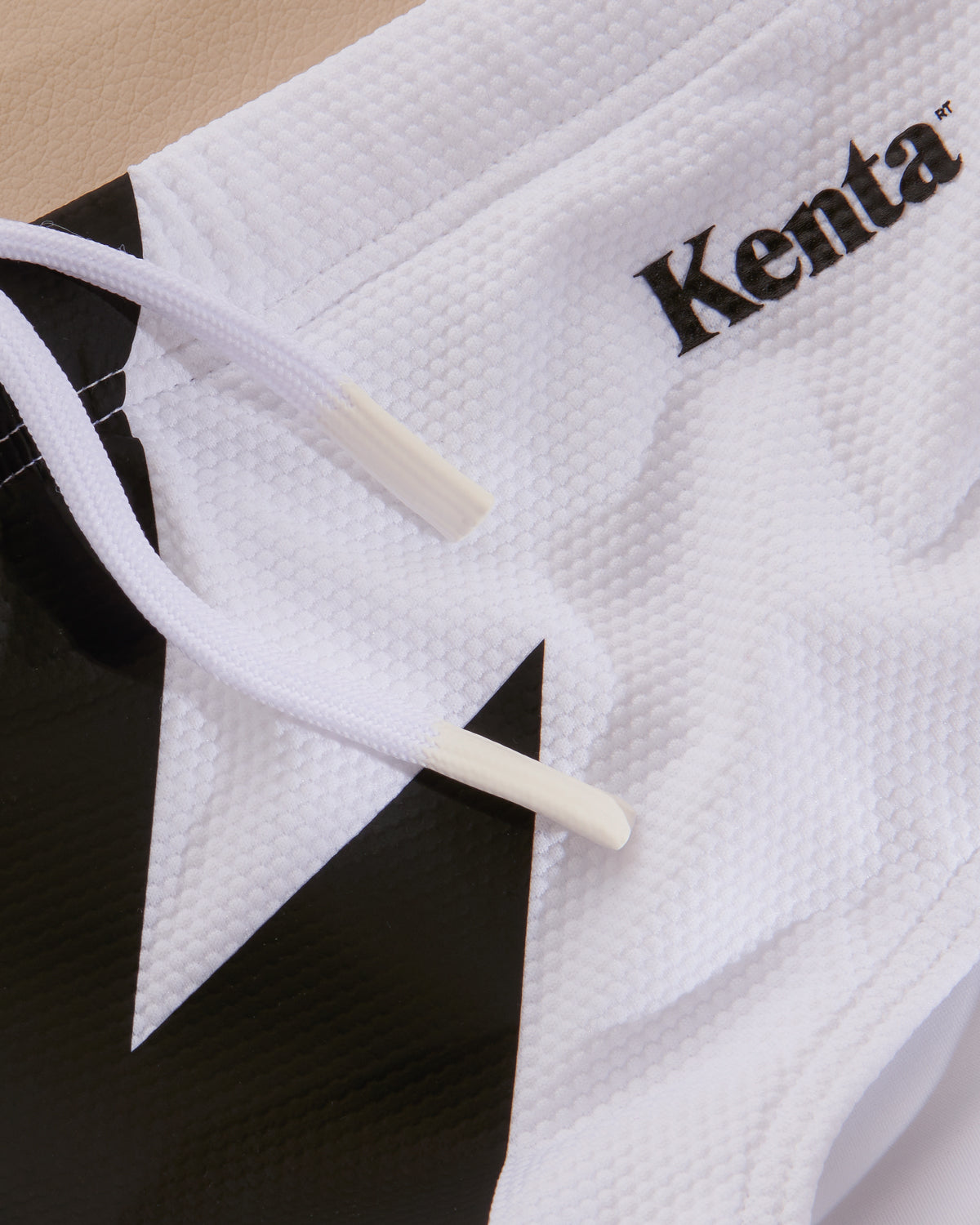 02 WHITE WITH FLASH – Kenta